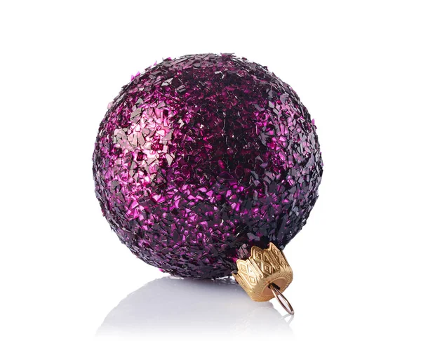 美しい紫色のきらびやかなクリスマス ボールのクローズ アップ — ストック写真