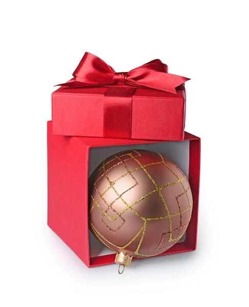 Rote klassische Geschenkschachtel mit Satinschleife und brauner Christbaumkugel — Stockfoto