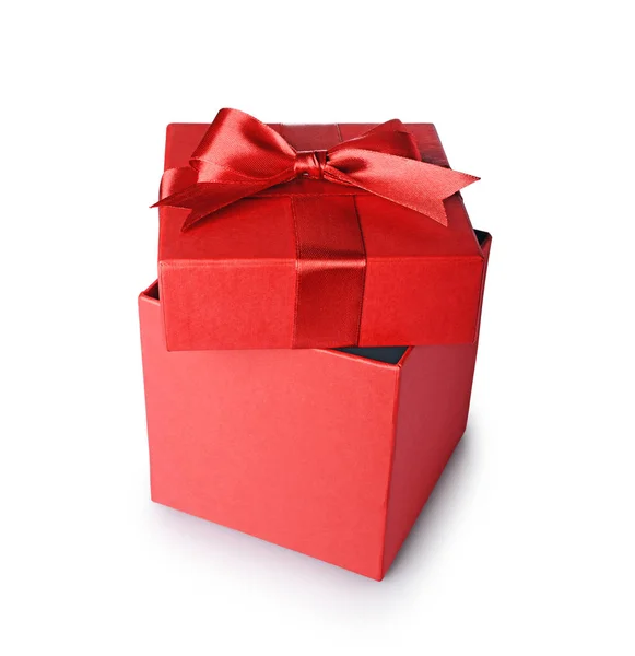 Caixa de presente aberta vermelha com arco de cetim isolado — Fotografia de Stock