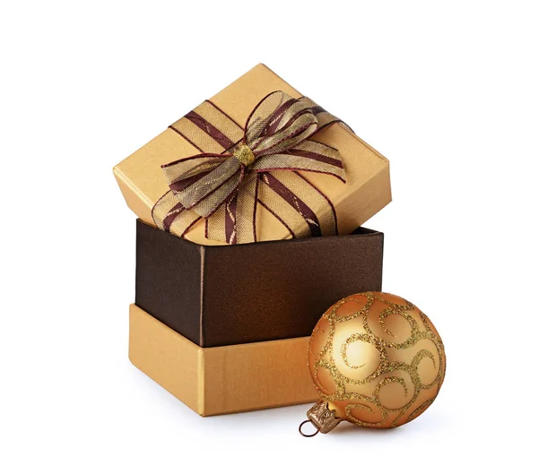 Golden classic gift box with brown bow and Christmas tree ball — Stock Photo, Image