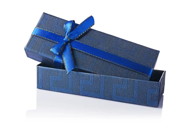 새틴 나비와 어두운 파란색 오픈 선물 상자 — 스톡 사진