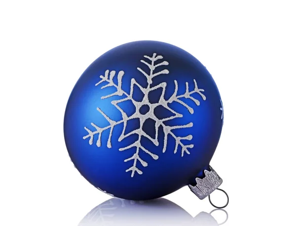 Nahaufnahme einer schönen blauen Weihnachtskugel mit Schneeflockenmuster — Stockfoto