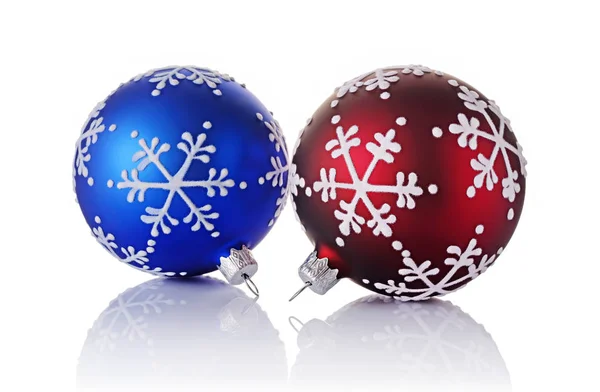 Primer plano de hermosas bolas de Navidad azules y rojas con patrón de copo de nieve —  Fotos de Stock