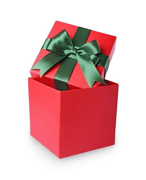Caixa de presente vermelho clássico com arco de cetim verde — Fotografia de Stock