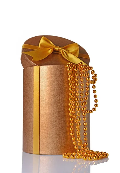 Bronze klassische glänzende runde Geschenkbox mit goldener Satinschleife und Perlen — Stockfoto