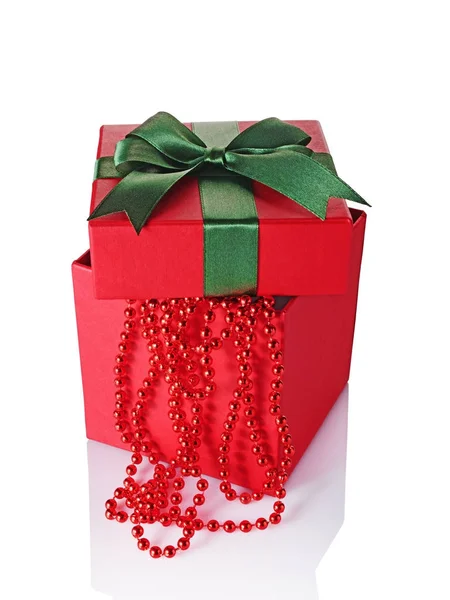 Rode klassieke geschenkdoos met groene satin bow en parels — Stockfoto