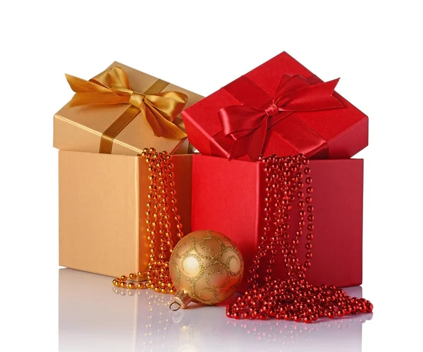 Caixas de presente clássico dourado e vermelho com arcos de cetim, guirlandas frisadas e bola de Natal de vidro — Fotografia de Stock