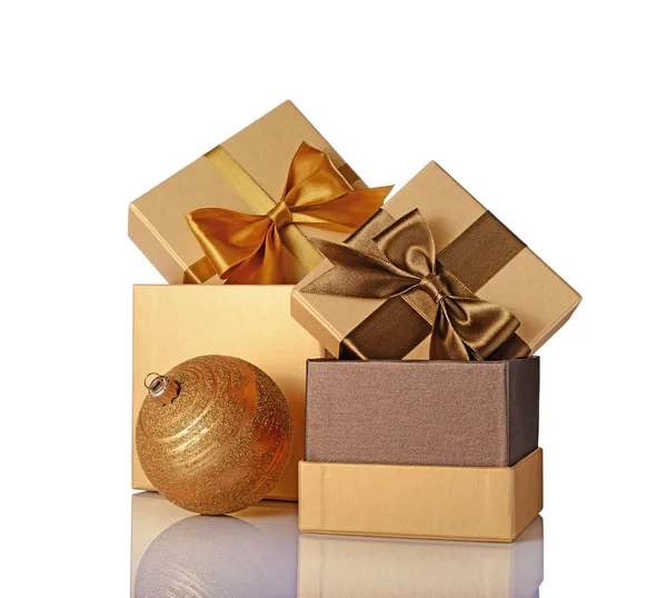 Altın ve kahverengi klasik hediye kutuları saten ok ve cam Noel top — Stok fotoğraf