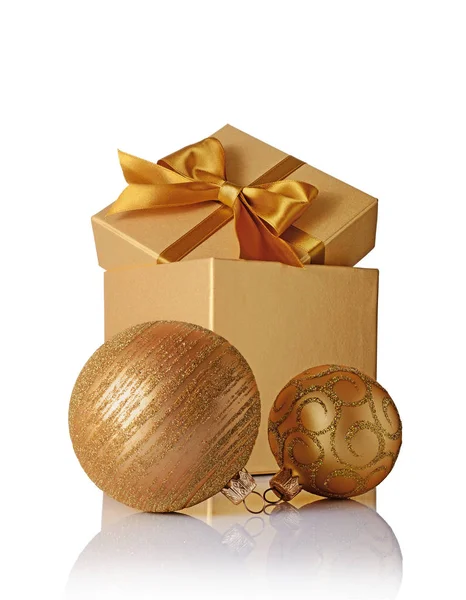 Golden classic gift box with gold satin bow and glass glittering christmas balls — Stock Photo, Image