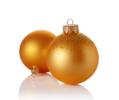 Güzel altın Noel topları ışıltılı desenli beyaz arka plan üzerinde izole Close-Up