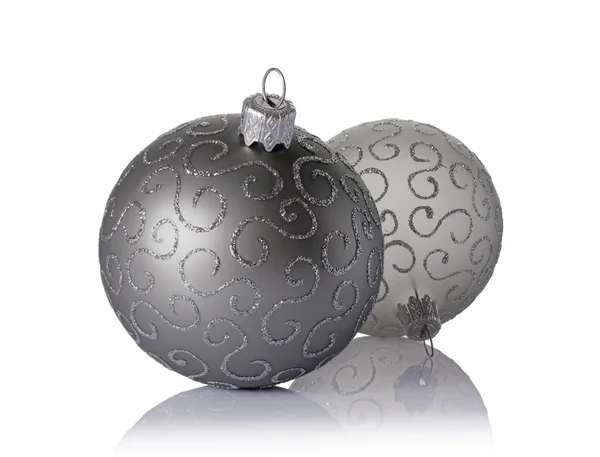 Primer plano de hermosas bolas de Navidad grises y plateadas con patrón brillante — Foto de Stock