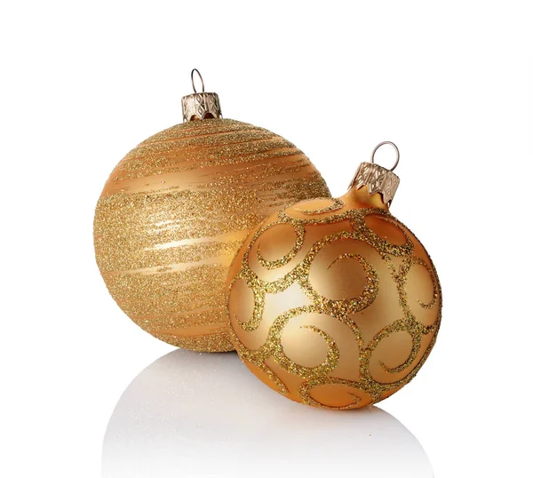 Detail Krásné Zlaté Vánoční Koule Třpytivých Vzorem Izolovaných Bílém Pozadí — Stock fotografie