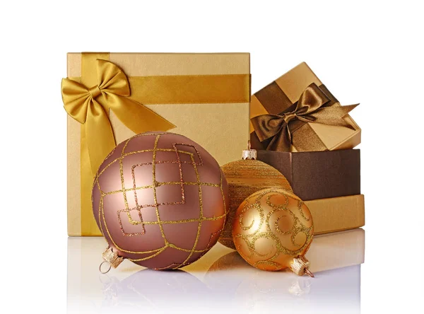 Golden and brown classic gift boxes with satin bows and glass christmas balls — Stock Photo, Image