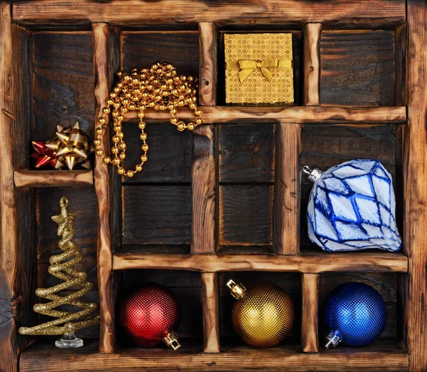 Samenstelling op vintage houten doos met gekleurde christmas speelgoed — Stockfoto