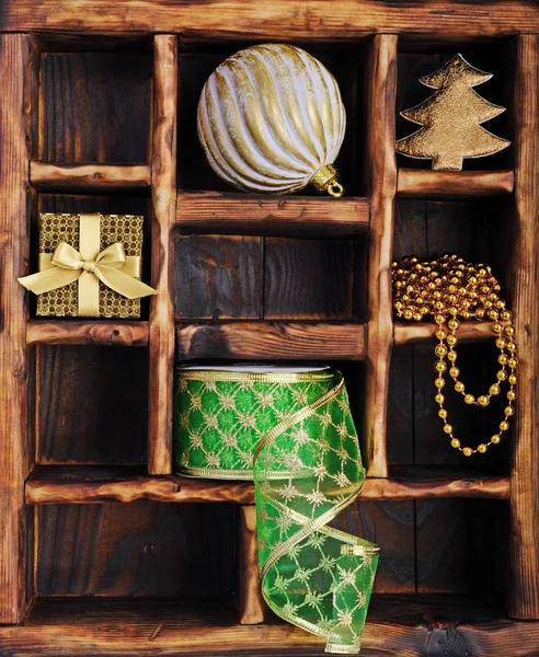 Рождественская композиция на старинной деревянной коробке с цветными украшениями — стоковое фото