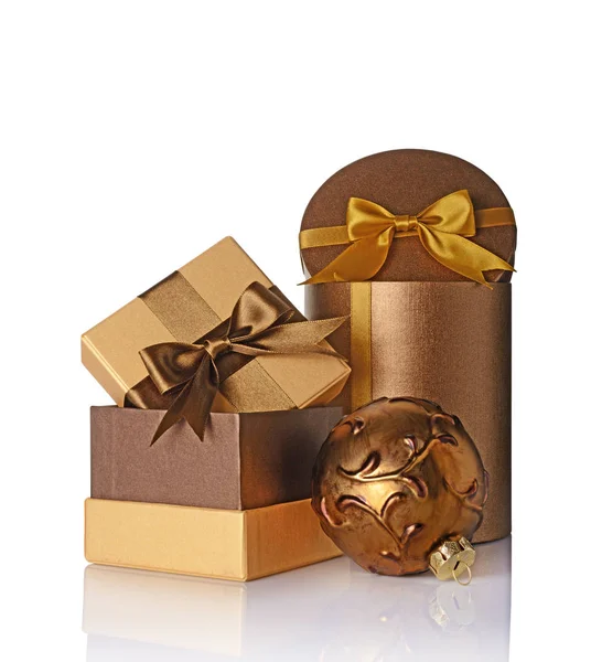 Golden and brown classic gift boxes with satin bows and vintage glass christmas ball — Stock Photo, Image