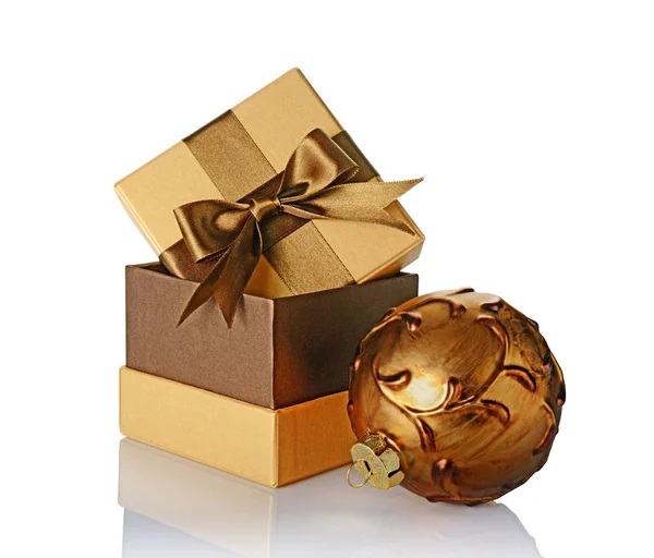 Goldene klassische Geschenkschachtel mit brauner Satinschleife und Weihnachtskugel aus Vintage-Glas — Stockfoto