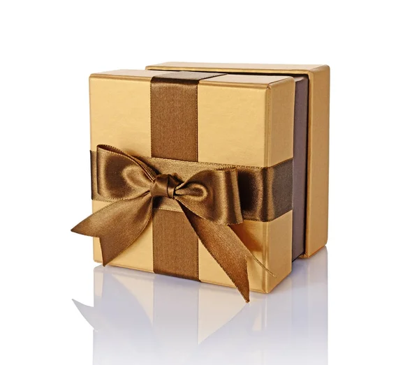 Caixa de presente brilhante clássico dourado com arco de cetim marrom — Fotografia de Stock