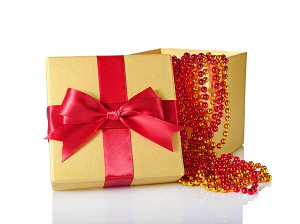 Caixa de presente aberto brilhante clássico dourado com arco de cetim vermelho e guirlanda frisada — Fotografia de Stock
