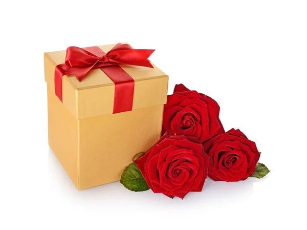 Golden classic shiny gift box with red satin bow and bouquet of roses — Stock Photo, Image
