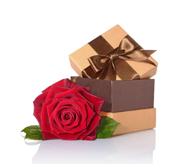 Золотая классическая блестящая подарочная коробка с коричневым сатиновым бантом и красной розой — стоковое фото