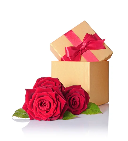 Goldene klassische glänzende Geschenkschachtel mit roter Satinschleife und Rosenstrauß — Stockfoto