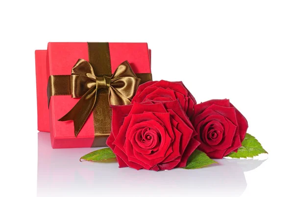 Classic gift box with brown satin bow and bouquet of red roses — Stock Photo, Image