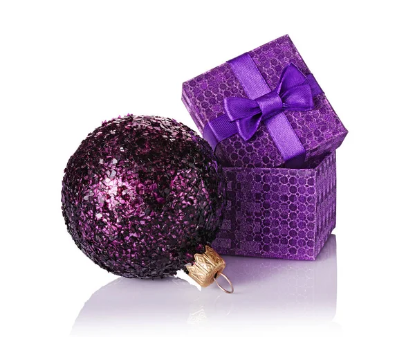 Caixa de presente clássico roxo com arco de cetim e vidro brilhante bola de Natal — Fotografia de Stock