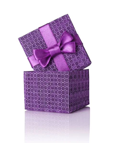 サテンの弓と紫の古典的な光沢のあるギフト ボックス — ストック写真