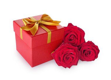 Gül buketi ve altın saten yayla kırmızı klasik hediye kutusu