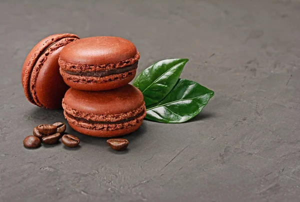 Sobremesa francesa. Macaroons ou macarons de chocolate marrom doce com sabor de café e feijão — Fotografia de Stock