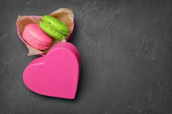 Fransk dessert. Söta mångfärgade makroner eller macarons i rosa presentförpackning — Stockfoto
