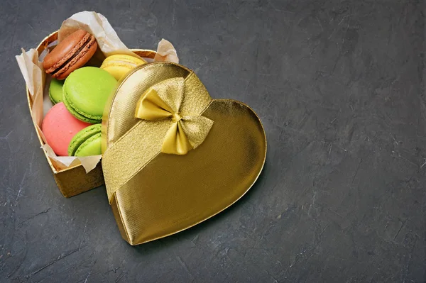 Dessert français. Macarons multicolores sucrés ou macarons dans une belle boîte cadeau dorée — Photo