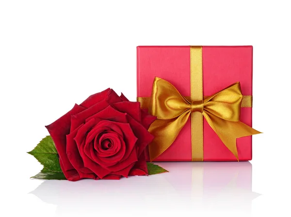 Red classic gift box with golden satin bow and beautiful rose — Stock Photo, Image