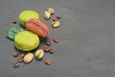 Fransız tatlı. Tatlı çikolata ve fıstık macaroons veya macarons kahve çekirdekleri ve fındık ile