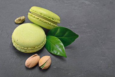 Fransız tatlı. Tatlı yeşil fıstık lezzet macaroons veya macarons ile fındık ve yaprakları