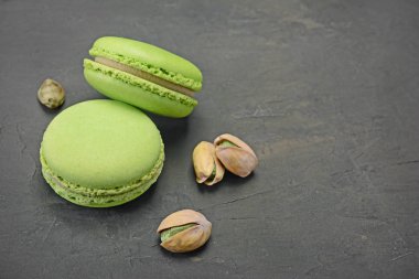 Fransız tatlı. Tatlı yeşil fıstık lezzet macaroons veya fındık ile macarons