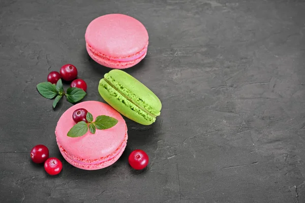 Sobremesa francesa. Macaroons ou macarons rosados e verdes doces com cranberry e hortelã — Fotografia de Stock