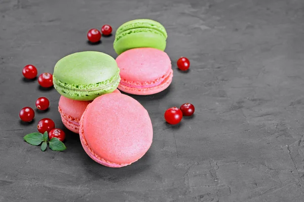 French dessert. Sweet pink and green macaroons or macarons with cranberry and mint — Stock Photo, Image