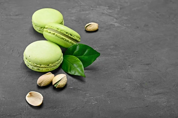 Francouzský dezert. Sladký zelená pistáciová příchuť makronky nebo macarons s ořechy a listy — Stock fotografie