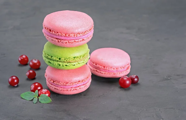 Sobremesa francesa. Macaroons ou macarons rosados e verdes doces com cranberry e hortelã — Fotografia de Stock