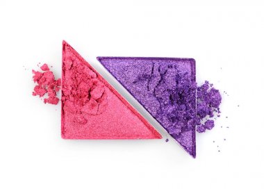 Mor ve pembe ezilmiş üçgen göz farı parlak parlak makyaj kozmetik ürünü örnek olarak