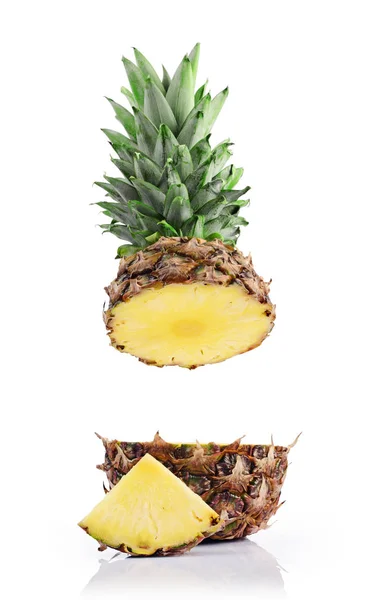 Verse rijpe vliegende gesneden sappige ananas voor gezonde voeding — Stockfoto