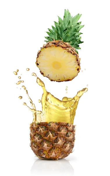 Ananas fresco maturo con spruzzi di succo per una sana alimentazione — Foto Stock