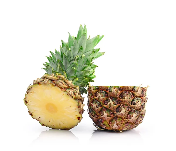 Verse rijpe gesneden sappige ananas voor gezonde voeding — Stockfoto