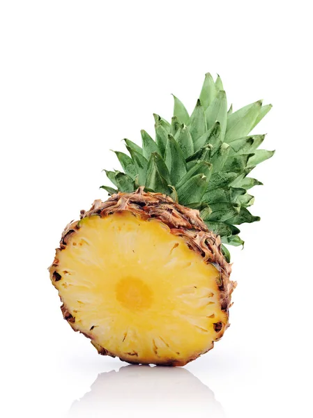 Verse rijpe gesneden sappige ananas voor gezonde voeding — Stockfoto