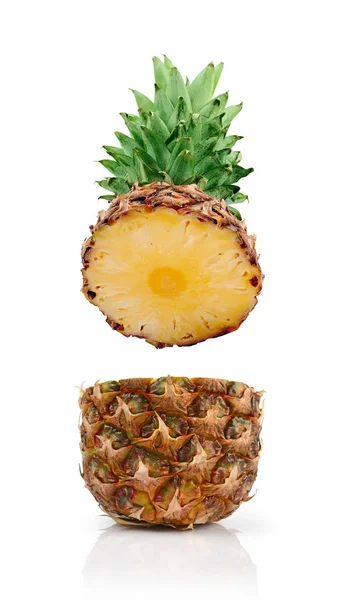 Verse rijpe vliegende gesneden sappige ananas voor gezonde voeding — Stockfoto