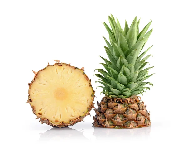 Verse rijpe gesneden sappige ananas voor gezonde voeding — Stockfoto
