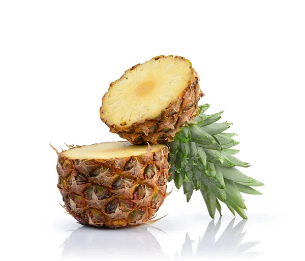 Verse rijpe gesneden sappige ananas voor gezonde voeding — Stockfoto