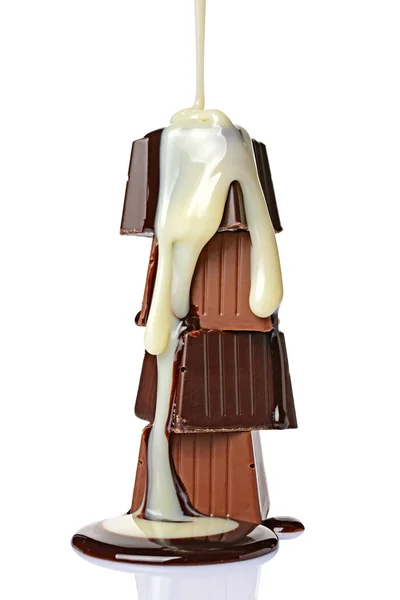Gros plan bonbons au chocolat versé chocolat blanc et noir liquide — Photo